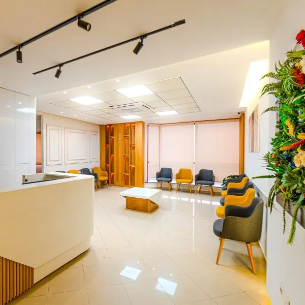 Salle d'attente confortable du cabinet de cardiologie à Fès