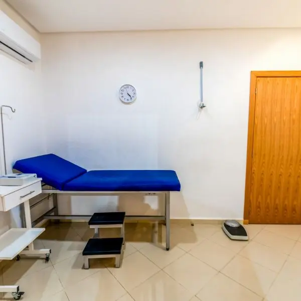 Salle d'examen à Fès pour consultation cardiaque et électrocardiogramme ECG